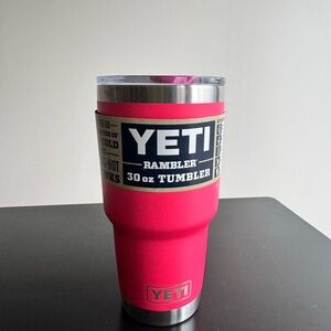 YETI Rambler 30 oz Tumbler in Bold Pink